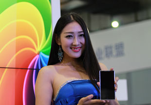 2013中國通信展花絮：手機模特爭艷通信展