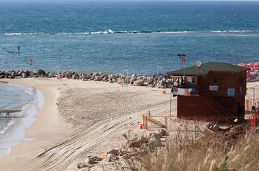 以色列对部分城市高风险社区实施封锁