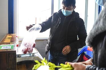 新疆：富民市场助贫困户就业增收