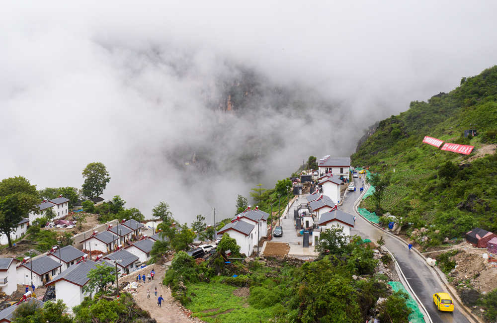 我国最后一个具备条件通硬化路的建制村阿布洛哈村通车了