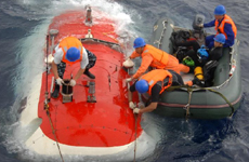 2011年7月,"蛟龙"号5000米下潜后出水
