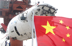 起吊过程中的&ldquo;蛟龙号&rdquo;