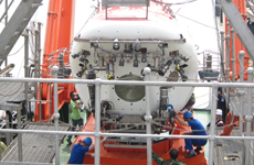 工作人员正在船上安装&ldquo;蛟龙号&rdquo;