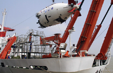 &ldquo;蛟龙号&rdquo;被缓缓吊起安装到母船上