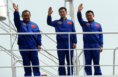 三名潜航员挥手致意