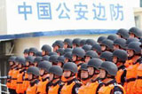 中国警察在云南西双版纳关累港码头列队