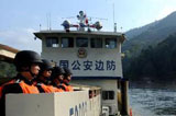 中国执法队船艇编队战斗队员时刻保持高度警惕