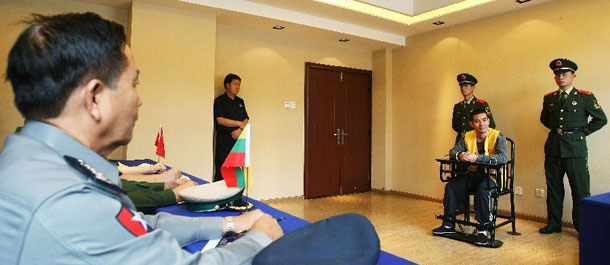 缅甸军警联合工作组在昆明提审糯康(组图)