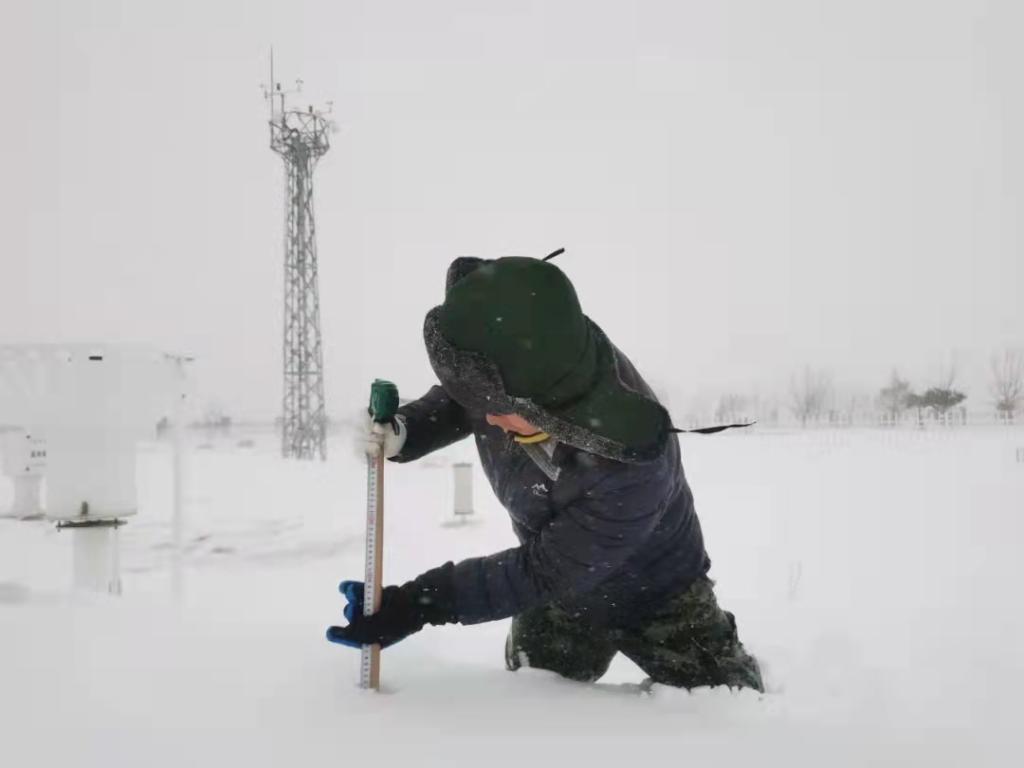 内蒙古通辽遭遇有气象记录以来最强暴风雪 机场跑道临时关闭