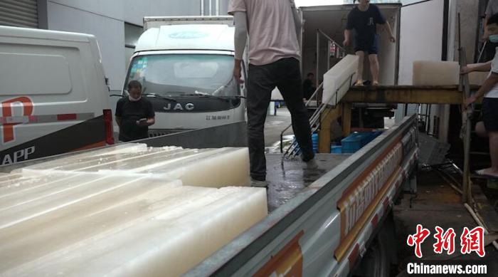 每天生产冰块铺满6个篮球场上海一制冰工厂供不应求