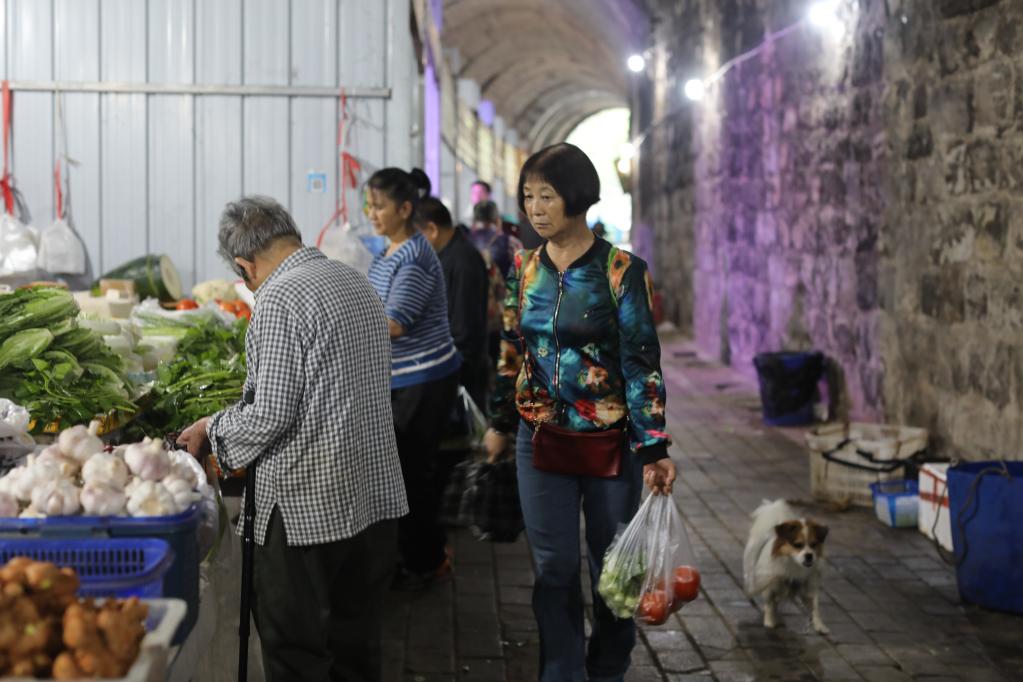 新华全媒+丨重庆：废弃隧道变身便民菜市场