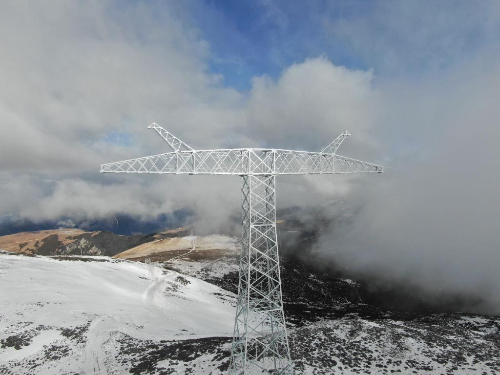 海拔最高特高压输电铁塔组立实行