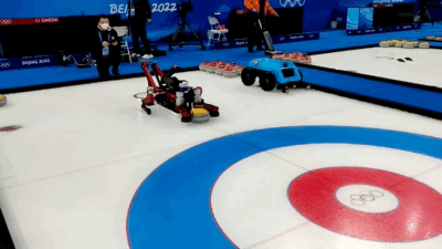 国产机器人在冬奥赛场打冰壶了