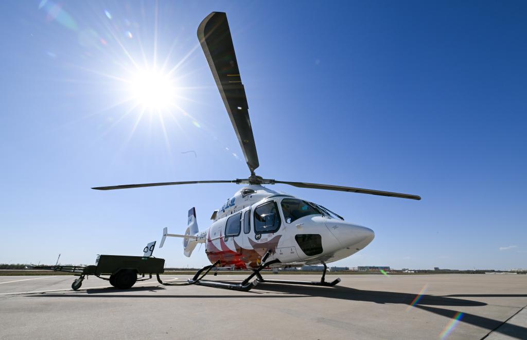 新华全媒+丨中国航空工业AC332直升机在天津全状态首飞