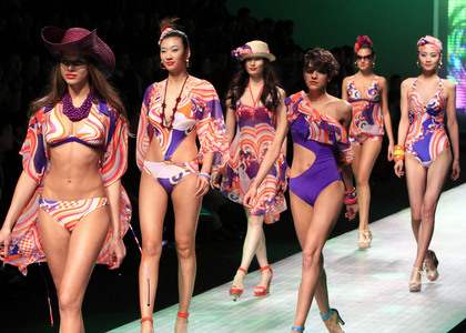 巩俐亮相上海时装周首秀