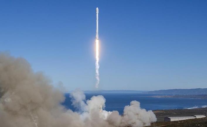 美“猎鹰9”火箭重返太空　首次成功在太平洋实现海上回收