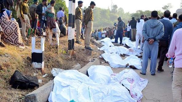 印度安得拉邦列车脱轨事故已造成至少39人死亡