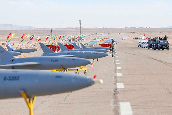 当地时间2021年1月5日，伊朗中部某地，伊朗军队办公室发布无人机演习前夕场景照片。人民视觉　资料图