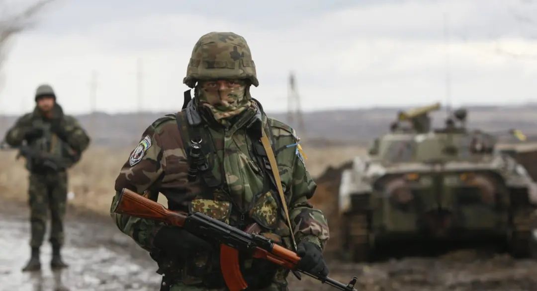 在顿巴斯前线的乌克兰士兵