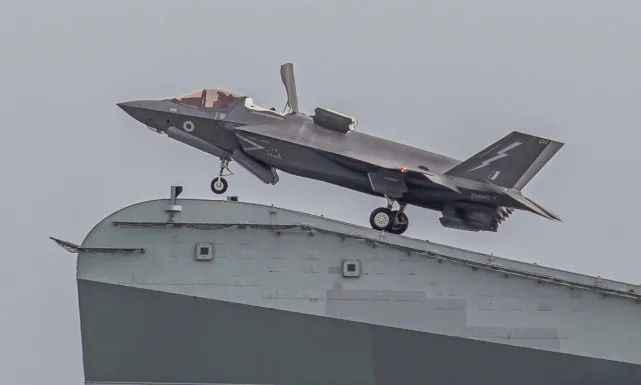 F-35B从&ldquo;伊丽莎白女王&rdquo;号上起飞&nbsp;图源：英国国防部