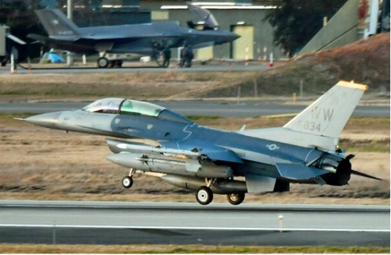 美军三泽基地F-16战斗机2日下午恢复飞行训练