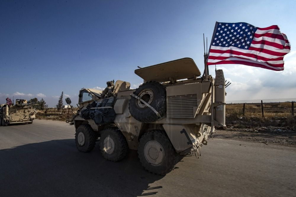 叙利亚东北部卡米什利，美军装甲车在巡逻 资料图