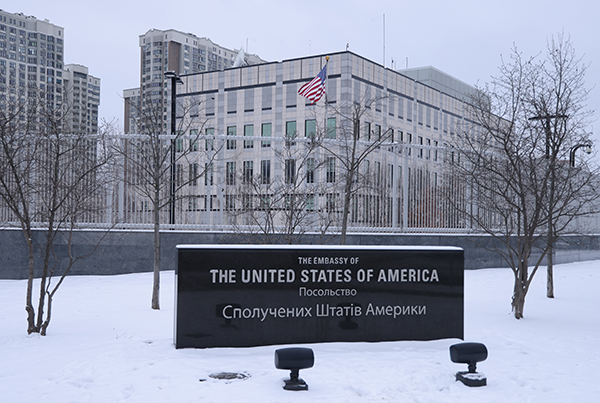  当地时间2022年1月24日，乌克兰首都基辅，美国驻基辅大使馆。人民视觉  图