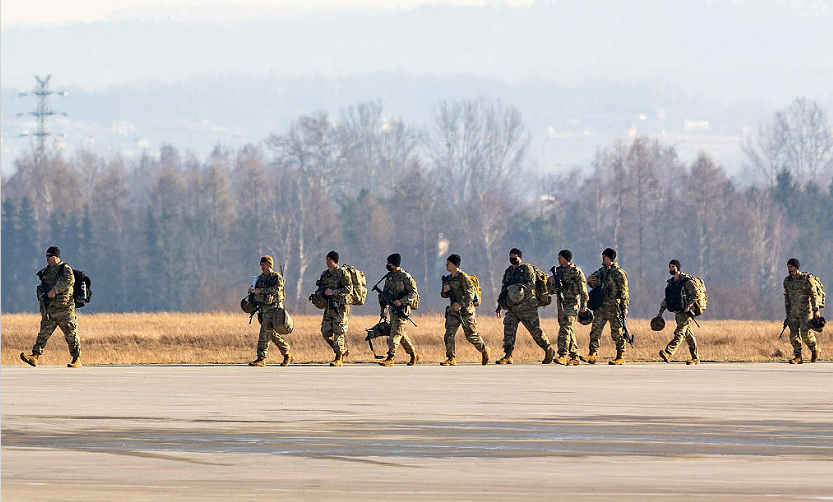 2月15日，美军第82空降师抵达波兰