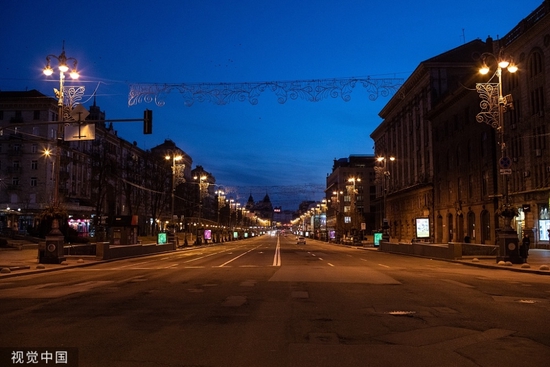 当地时间2022年2月25日，乌克兰首都基辅，当地凌晨街道空旷，宵禁持续进行。图源视觉中国