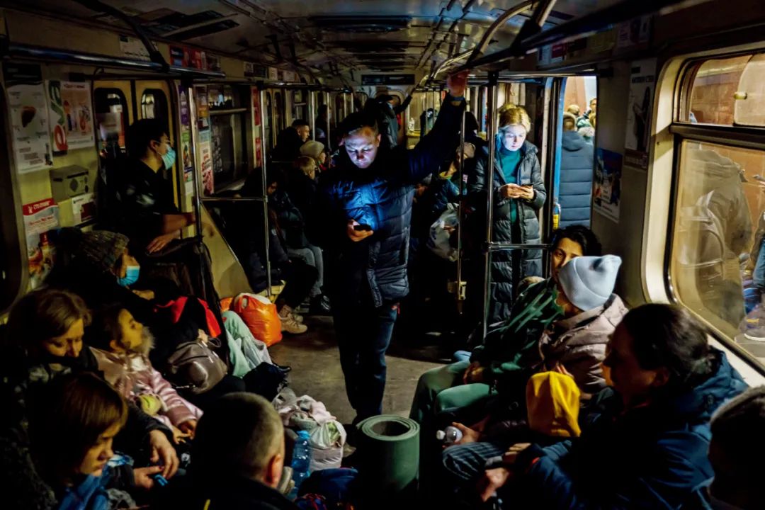 2月24日，乌克兰哈尔科夫，人们在地铁站内避难。图/人民视觉
