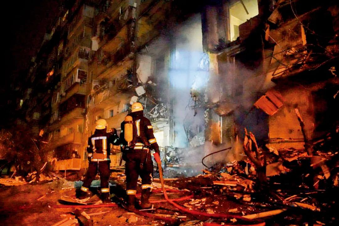 2月25日，乌克兰基辅一栋住宅楼遭到炮击引发大火。图/人民视觉