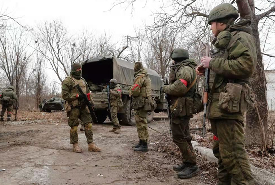 3月1日，武装人员在顿涅茨克。  新华社图片