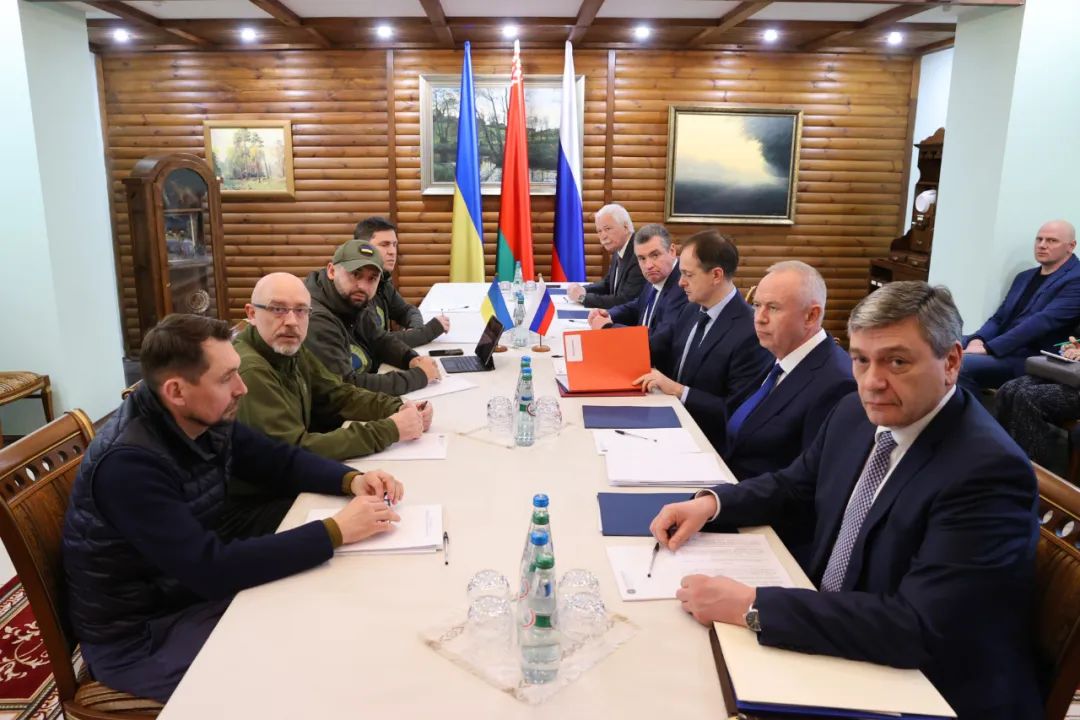 ▲3月7日，俄乌两国代表团在白俄罗斯境内的别洛韦日森林开始第三轮谈判。图/新华社
