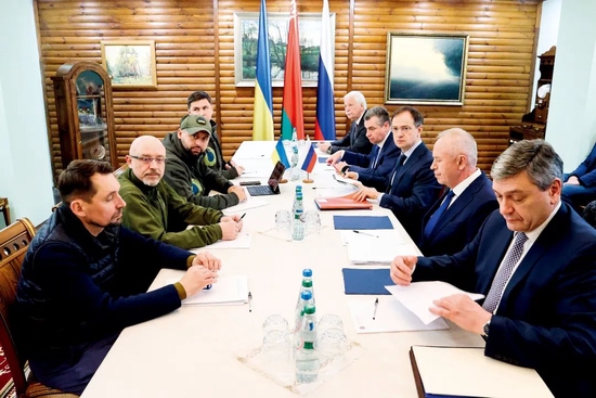 3月7日,俄乌两国代表团在白俄罗斯境内的别洛韦日森林开始第三轮谈判。图/人民视觉
