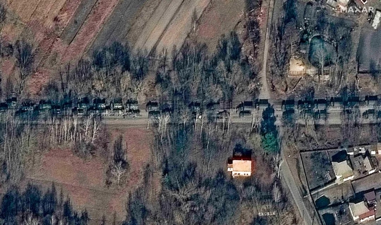 2月27日,一些俄罗斯地面部队集结在乌克兰伊万科夫,并向基辅方向移动。图/人民视觉