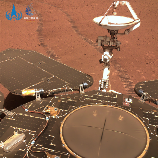 △拍摄于2022年1月22日（着陆后第247火星日），火星车表面存在明显的沙尘覆盖