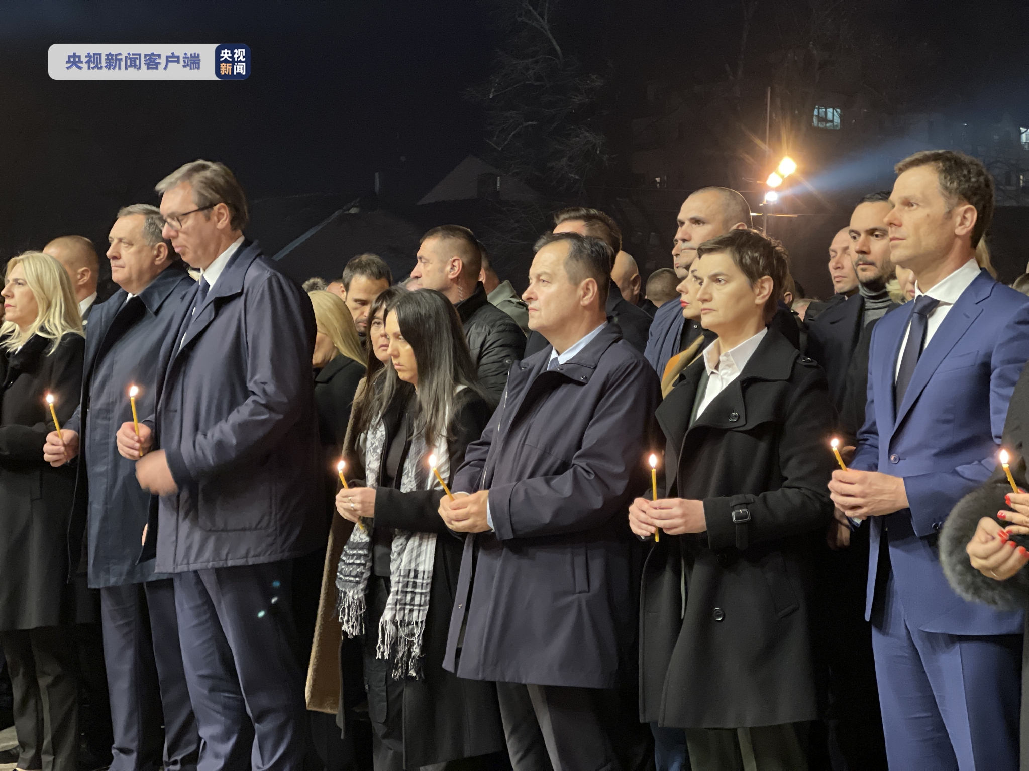 △武契奇等塞尔维亚国家领导人手持蜡烛缅怀遇难者
