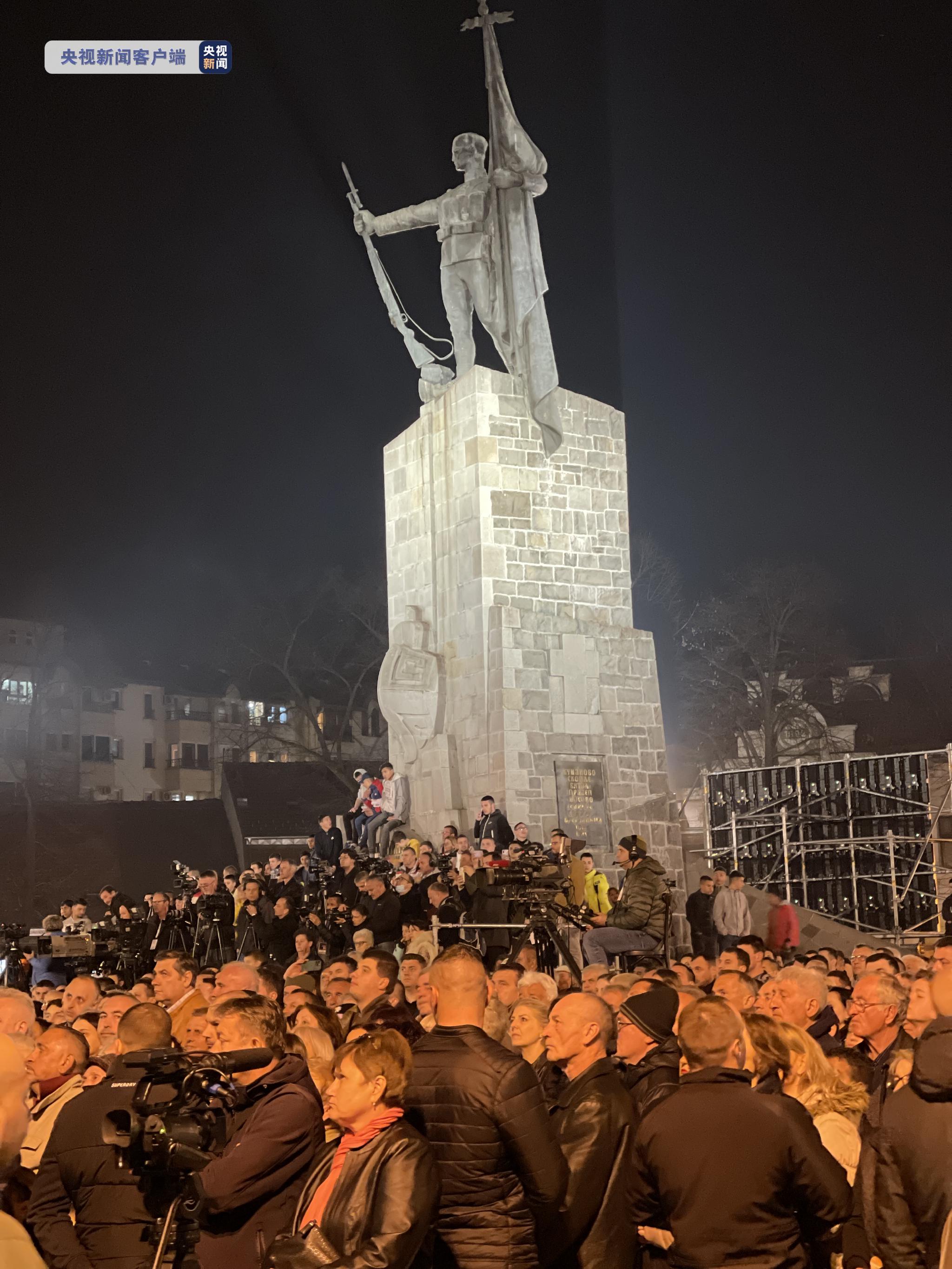 △活动举办地塞尔维亚战士广场聚集了众多参加悼念活动的民众