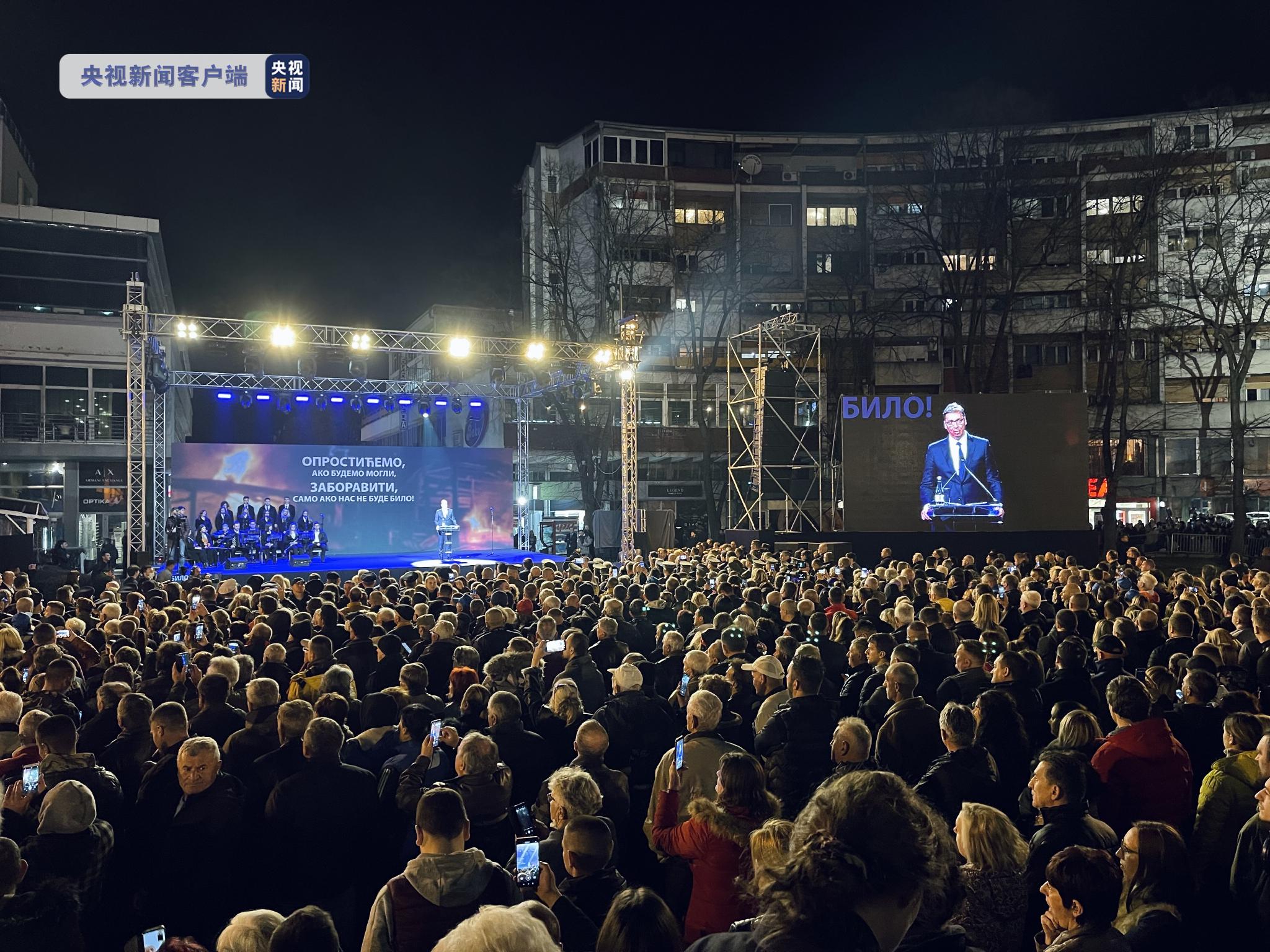 △活动举办地塞尔维亚战士广场聚集了众多参加悼念活动的民众