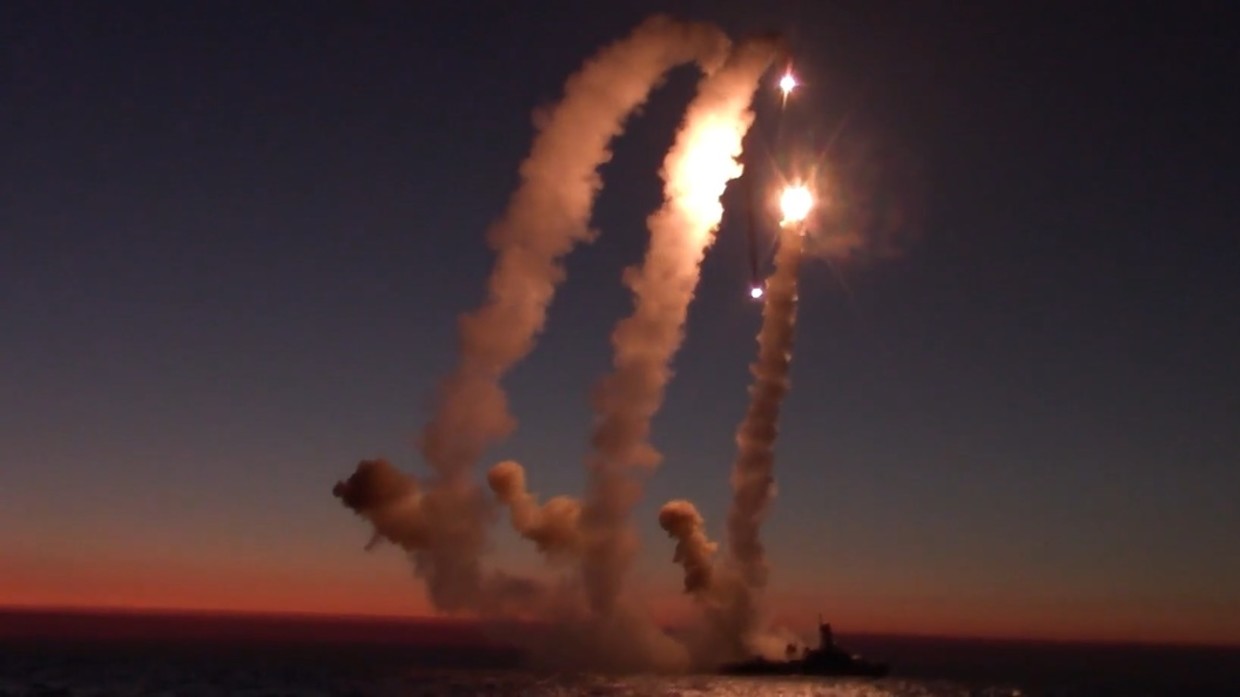 俄军“口径”导弹海上4枚连射火光照亮夜空-新华网