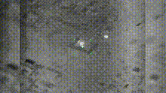 苏-25发射导弹，击中乌军基地