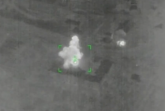 苏-25发射导弹，击中乌军基地