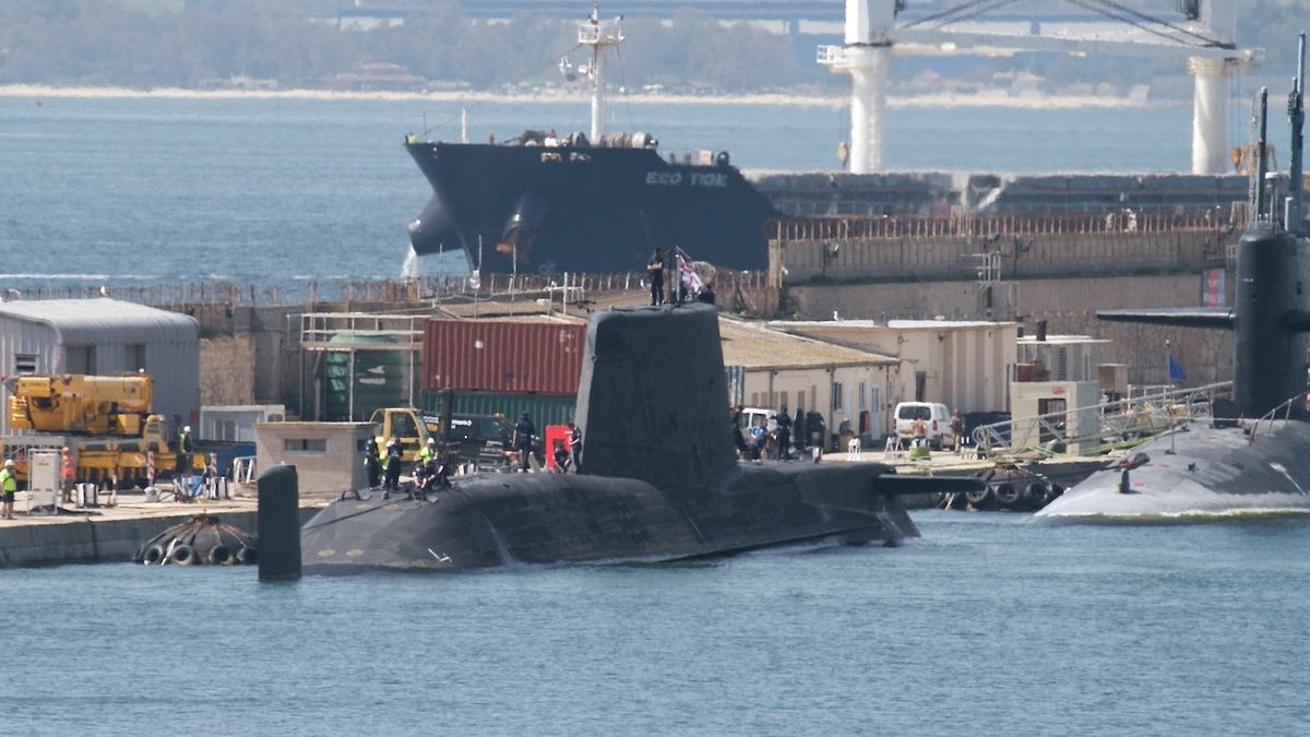 英国“大胆”号核潜艇抵达直布罗陀（英媒《镜报》报道截图）