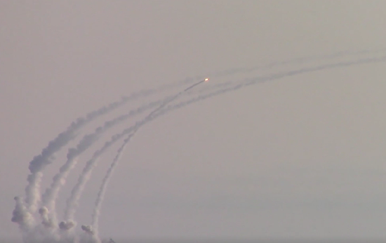 俄军&ldquo;口径&rdquo;导弹4枚连射（俄国防部）