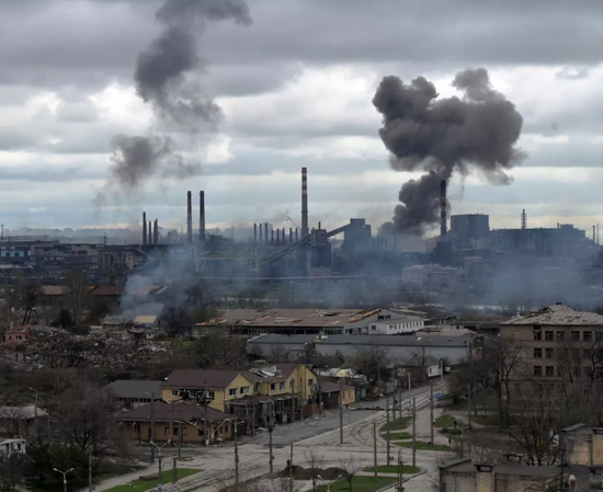 亚速钢铁厂冒出黑烟。
