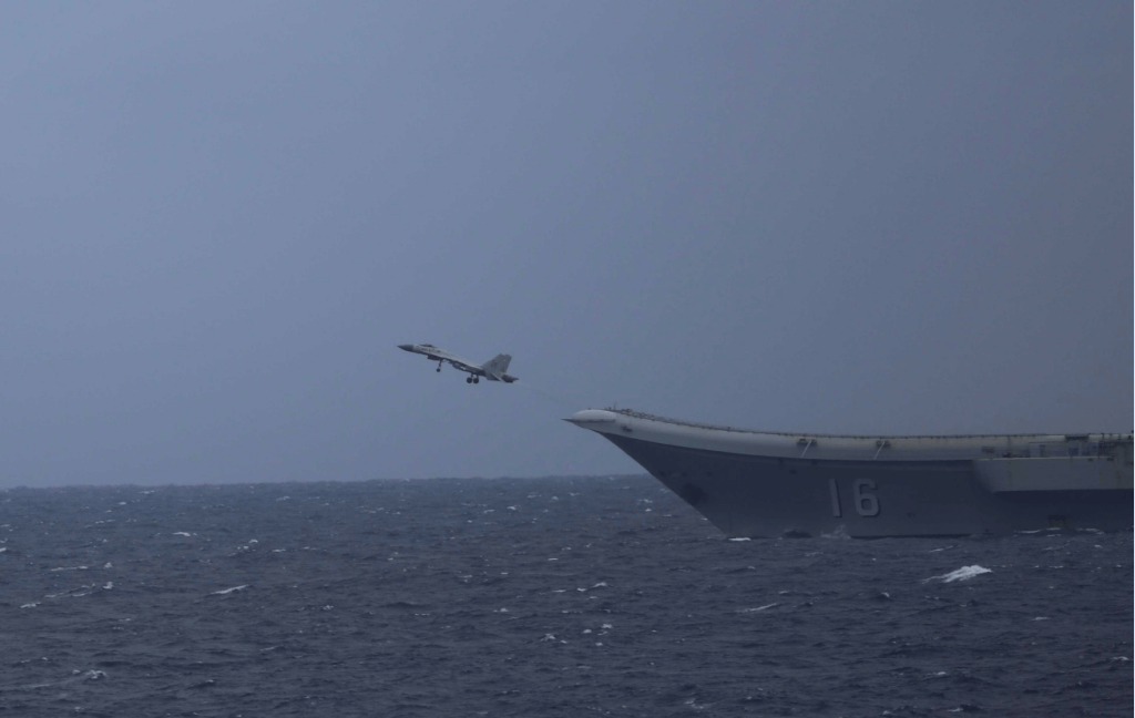 日本自卫队拍摄的歼-15从辽宁舰起飞。