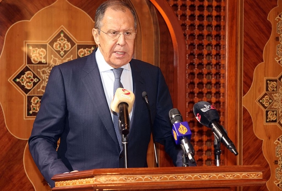 俄罗斯外长与阿曼外交大臣举行联合新闻发布会。图为拉夫罗夫讲话。（现场图）