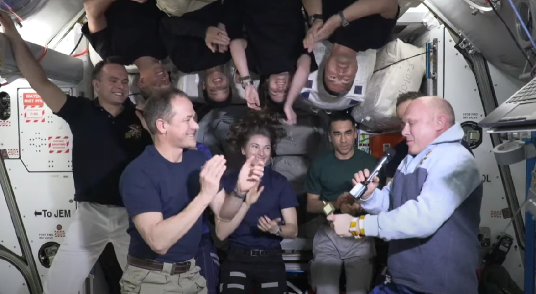 美国宇航员将空间站“钥匙”交给俄宇航员（NASA）
