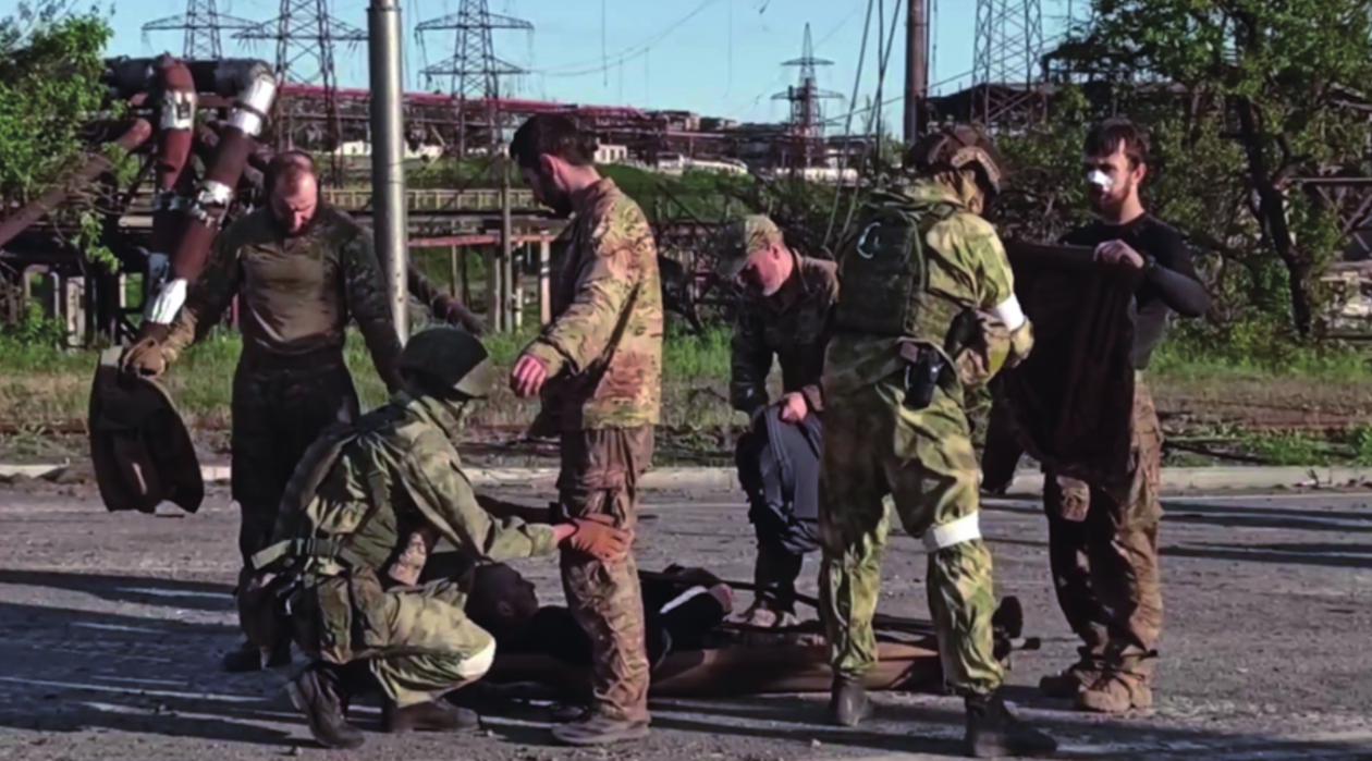 乌克兰军人从亚速钢铁厂撤离前需要被确认没有携带任何武器。
