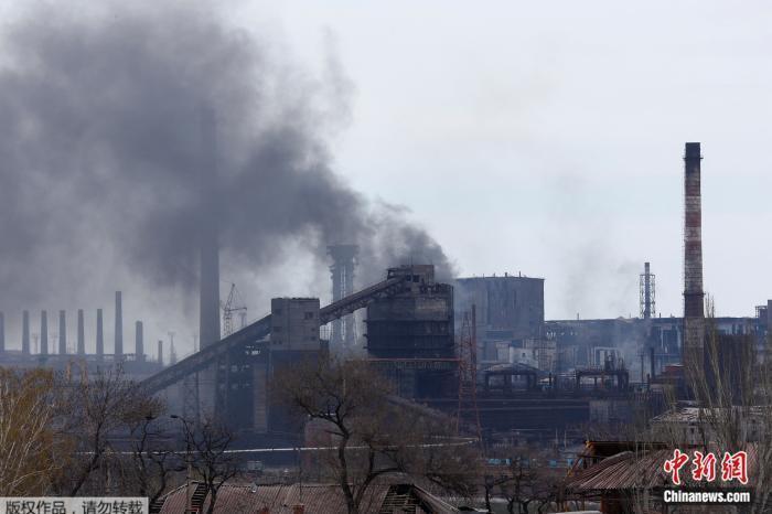 2022年4月21日，乌克兰马里乌波尔的亚速钢铁厂升起浓烟。